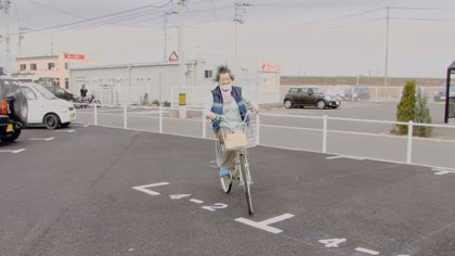 風に立つ愛子さん