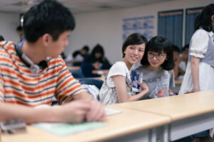 ひとつの机、ふたつの制服サブ画像1