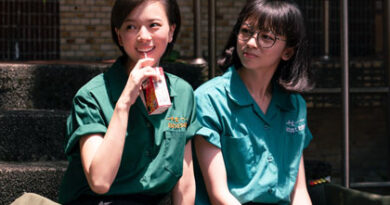 ひとつの机、ふたつの制服メイン画像