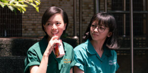 ひとつの机、ふたつの制服